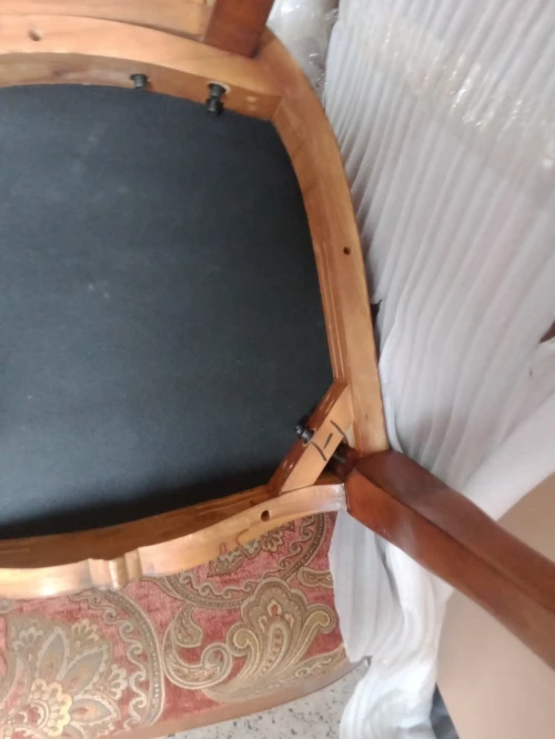 Quatre (04) chaises en hetre massive 