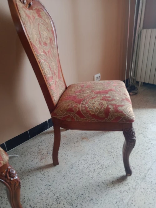 Quatre (04) chaises en hetre massive 
