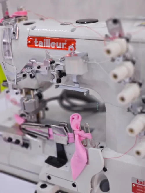 Machine a collereteuse ourleuse