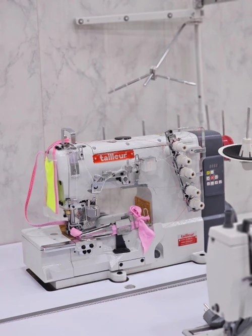 Machine a collereteuse ourleuse