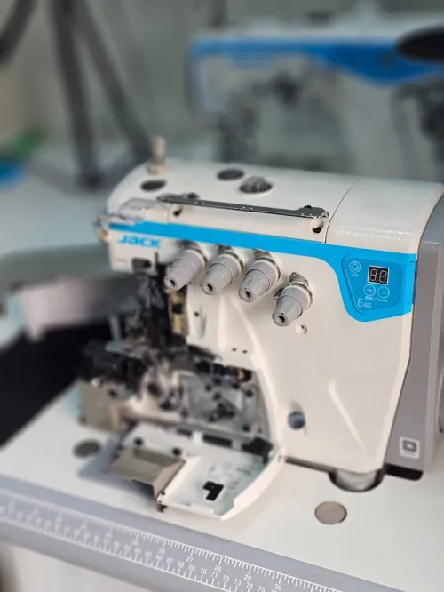 Machine a surjeuteuse jack E4S ماكنة سرفلة جاك 4 فيل E4S