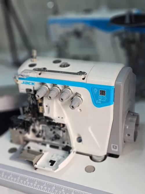 Machine a surjeuteuse jack E4S ماكنة سرفلة جاك 4 فيل E4S
