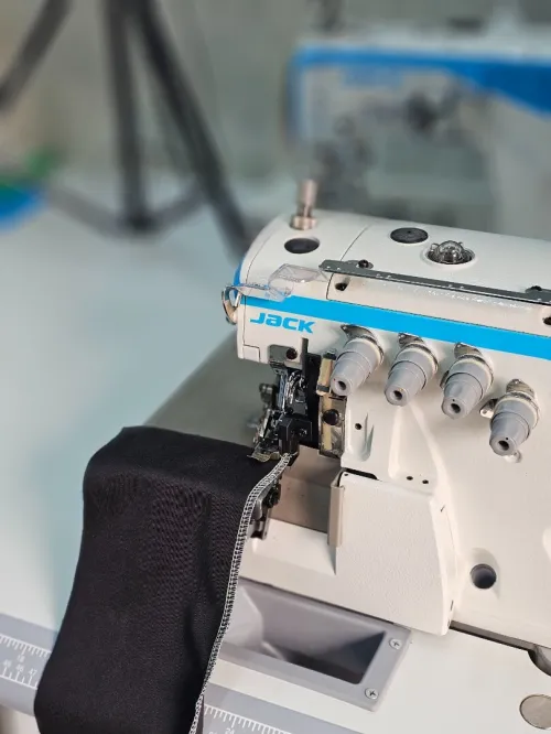 Machine a surjeuteuse jack E4S ماكنة سرفلة جاك 4 فيل E4S