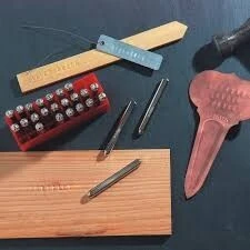 Jeu de 26 lettres à frapper hauteur 3 mm et pointeau