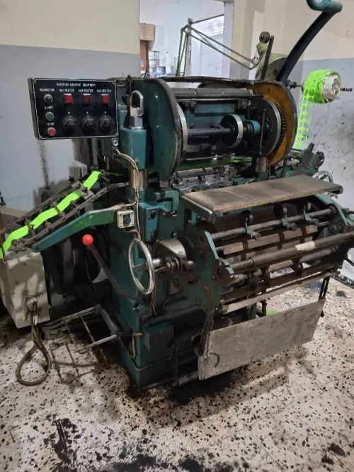 MACHINE D'IMRESSION ET DECOUPE ETIQUETTES AUTO COLLANT 3 a 4 COULEURS MARQUE GS TRES BONNE ETAT