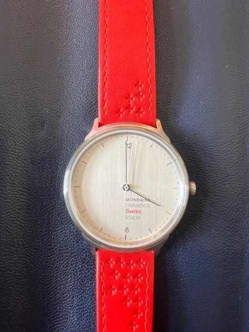 Montre Mondaine Helvetica Light, Montre en Cuir Rouge Original Swiss made  