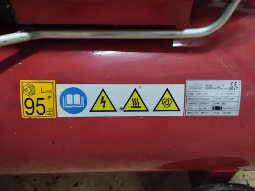 Compresseur a air , extincteur, transpalette, pistolet catcheur , porte en bois rouge , installation électrique d'atelier avec DRT
