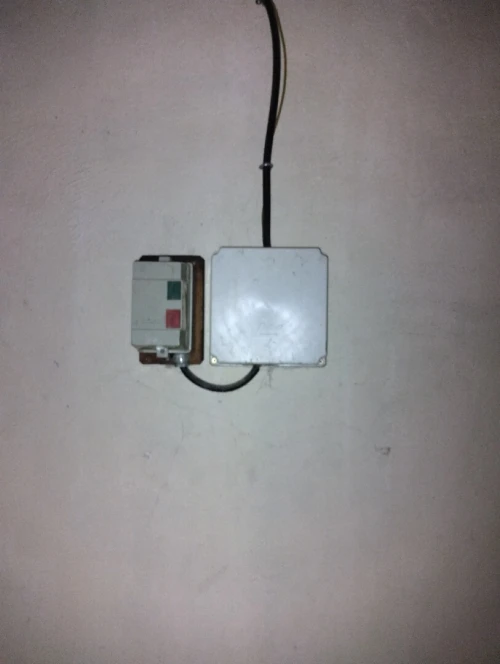 Compresseur a air , extincteur, transpalette, pistolet catcheur , porte en bois rouge , installation électrique d'atelier avec DRT