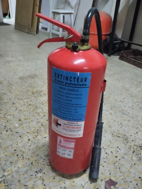 Compresseur a air , extincteur, transpalette, pistolet catcheur , porte en bois rouge , installation électrique d'atelier avec DRT
