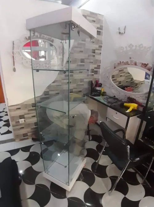 Vitrine et présentoir d'exposition en verre 
