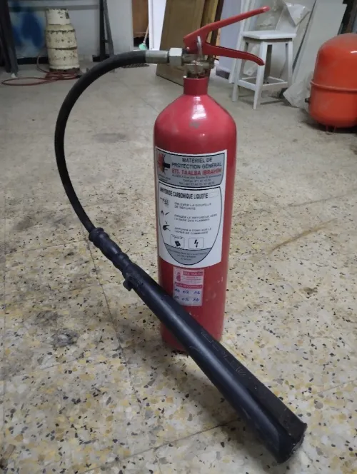 Compresseur a air , extincteur, transpalette, pistolet catcheur , porte en bois rouge , installation électrique d'atelier avec DRT
