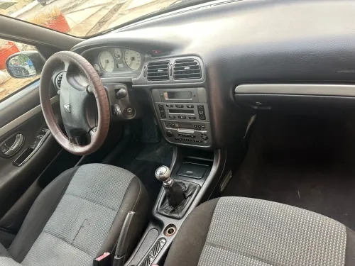 Peugeot 406 2000 .