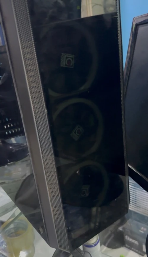 PC gamer affaire avec ecran 144hz et clavier et souris gaming