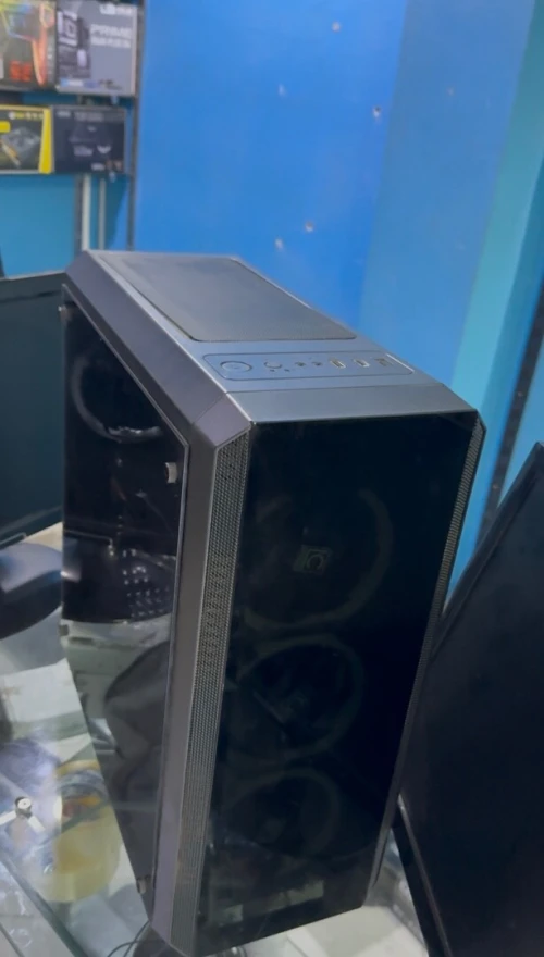 PC gamer affaire avec ecran 144hz et clavier et souris gaming