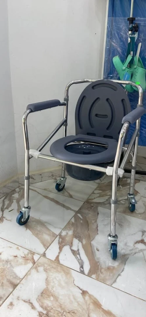 Chaise toilette avec roues