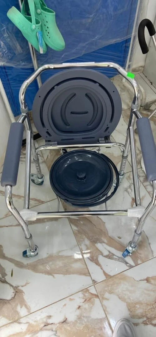 Chaise toilette avec roues