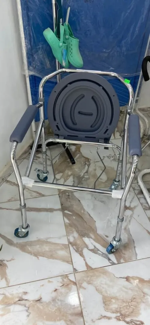 Chaise toilette avec roues