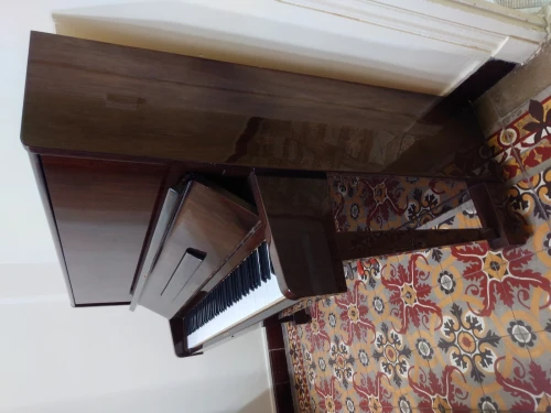 Piano droit classique de marque PETROF