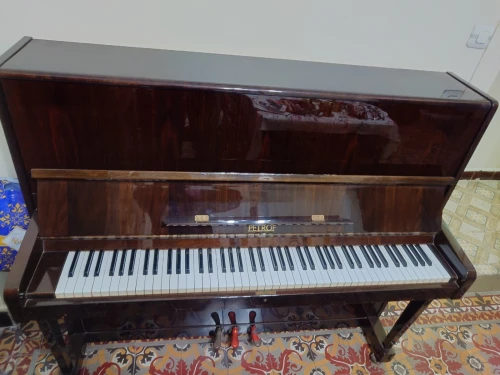 Piano droit classique de marque PETROF