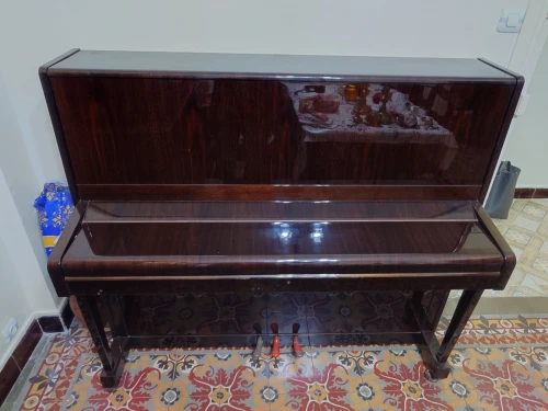 Piano droit classique de marque PETROF