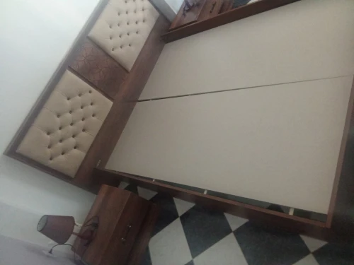 Chambre:lit+2 tables de Nuit+coiffeuse