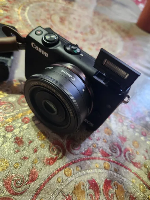 Canon EOS M100 | Objectif 22mm f/2 + Objectif 15-45mm