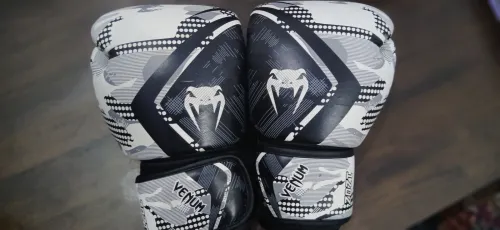 Les gants 12oz venum et short Thailandaise