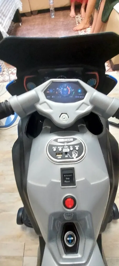 A vendre voiture et moto pour enfant