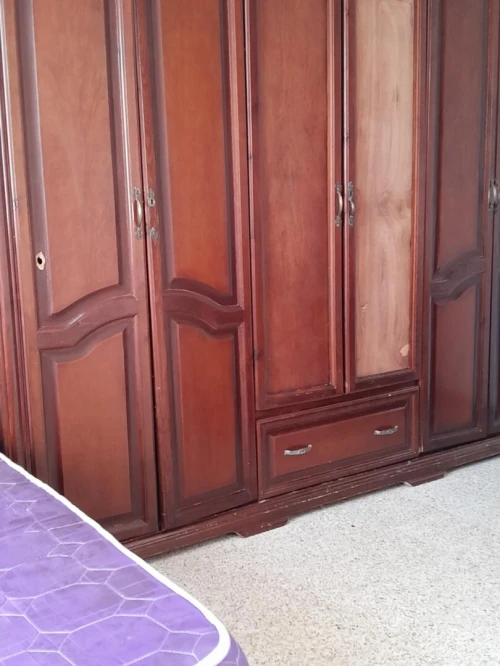 Chambre complète en très bon état (en bois rouge).
