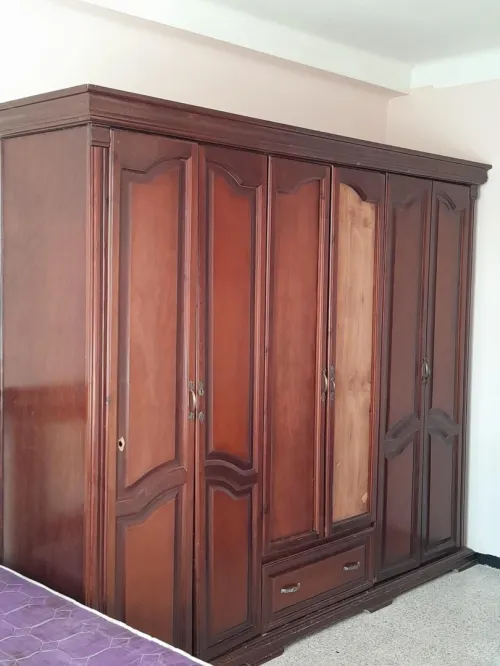 Chambre complète en très bon état (en bois rouge).