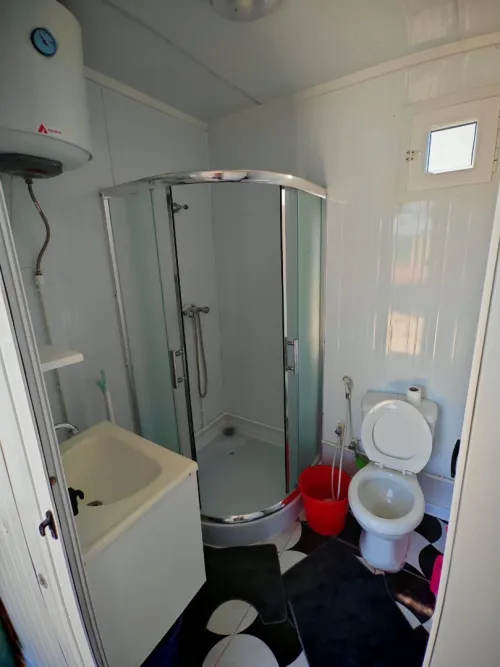 Cabine saharienne équipée, 29m2 avec cuisine, salle de bain avec douche et sanitaire, 2 climatiseurs