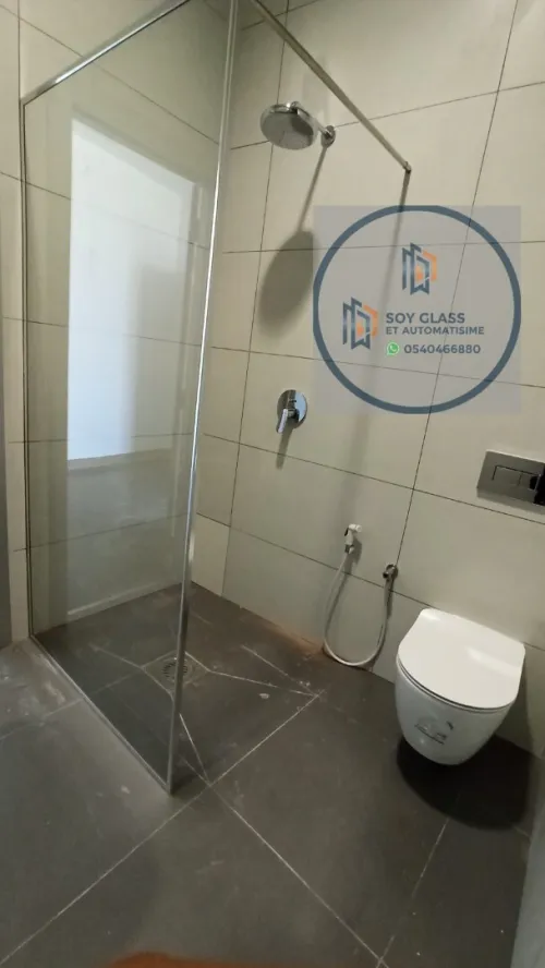 Cabine de douche et paroi