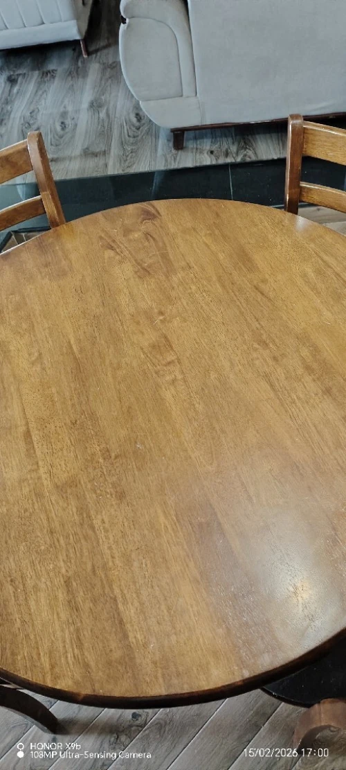 Table ronde en bois hêtre.