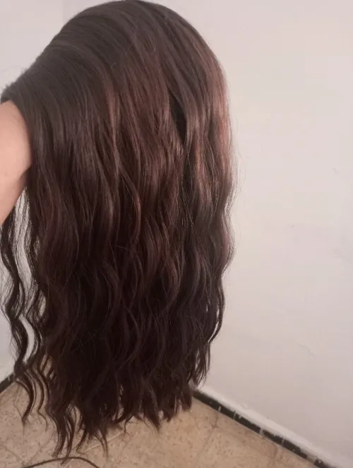Perruque semi naturelle joudour dentelle chatain avec reflet marron wavy légèrement bouclee longueur moyenne classe neuve avec ticket