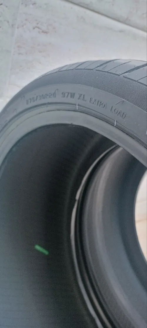 4 Pneus jdad   2 /275/30/R20 2/245/35/R20