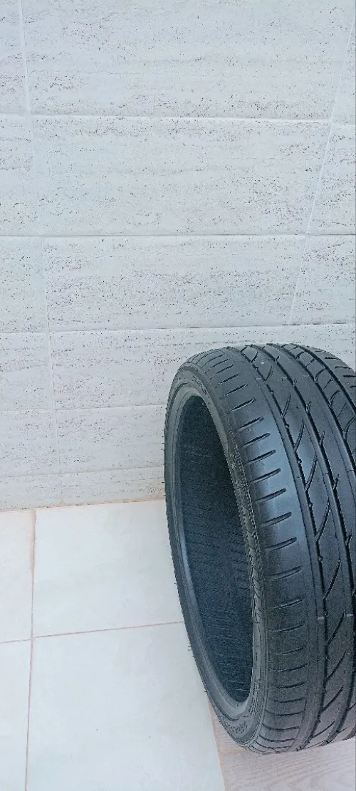 4 Pneus jdad   2 /275/30/R20 2/245/35/R20