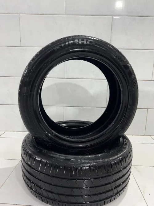 Deux pneus kumho bon état
