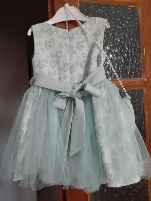 Robe pour fille très peu portée comme neuf, made in Turquie, âge 1 à 2ans