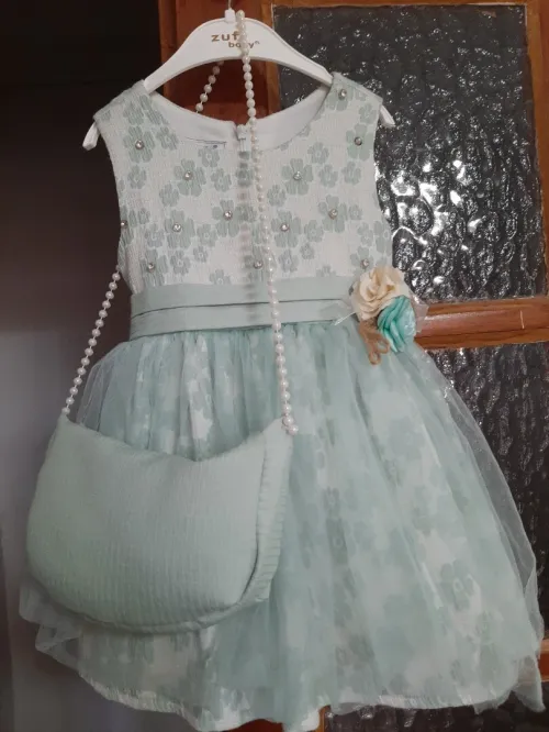 Robe pour fille très peu portée comme neuf, made in Turquie, âge 1 à 2ans