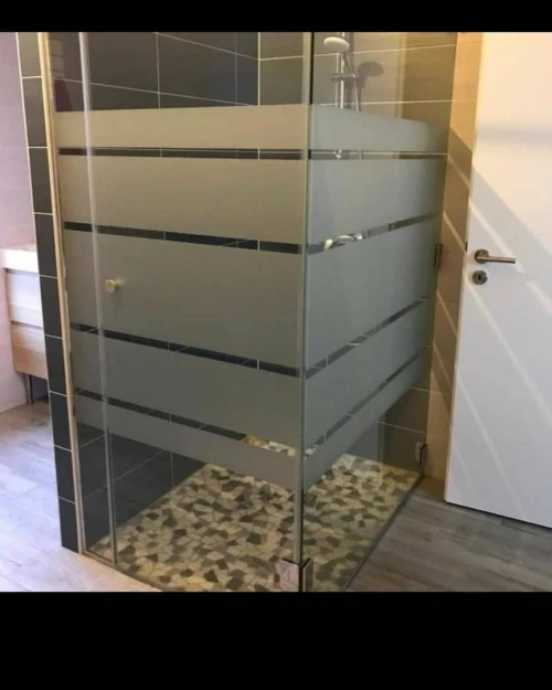  cabine de douche et  façade en verre