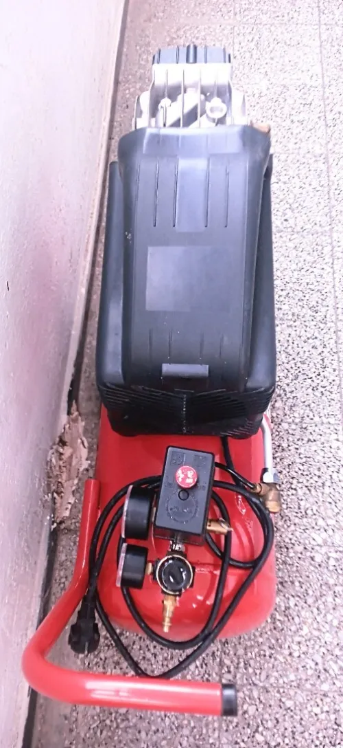 Vend compresseur d'air BLACK Decker 25L