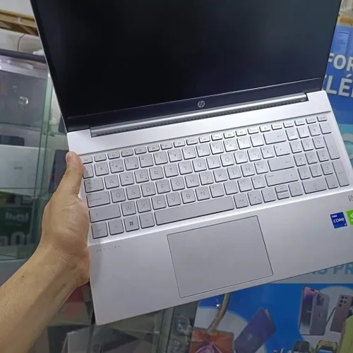 HP Pavilion 15- Intel Core i7-1255U de 12e génération NVIDIA MX 550 2GB GDDR6