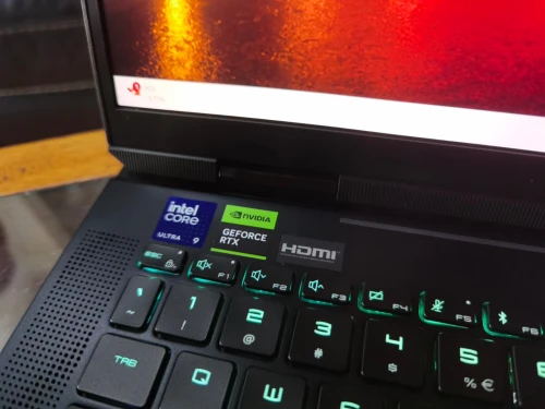[VENDU] MSI TITAN 18 HX AI -Ultra 9 285HX-RTX 5080 16Go-Écran 18" 4k Mini-LED 120Hz-SSD 4To-RAM 64Go