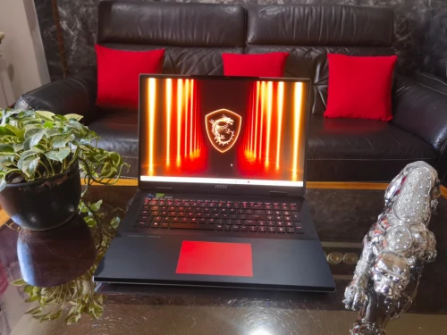 [VENDU] MSI TITAN 18HX - Intel i9 14900HX - RTX 4090 16Go - Écran 18" QHD 240Hz - RAM 32Go - SSD 2To