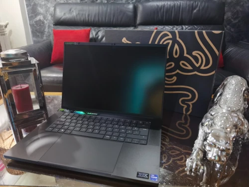 [VENDU] Razer Blade 16 - i9-13950HX -RTX 4070 8Go -Écran 16" Mini LED 4k 120HZ - RAM 32Go - SSD 1TB 