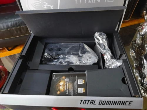 [VENDU] MSI TITAN 18 HX AI -Ultra 9 285HX-RTX 5080 16Go-Écran 18" 4k Mini-LED 120Hz-SSD 4To-RAM 64Go