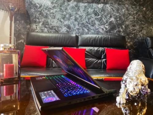 [VENDU] MSI TITAN GT 77 - i9 -13980HX -RTX 4090 16Go-Écran 17,3" Mini-LED 4k 144Hz-SSD 4To -RAM 64Go
