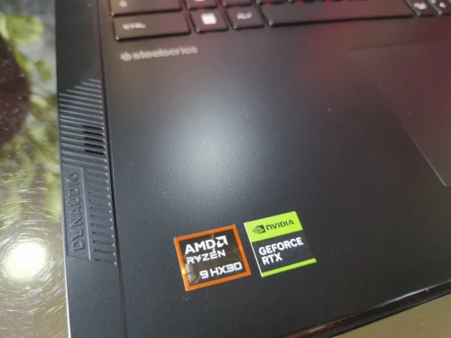 MSI RAIDER 18 HX Ai  - AMD Ryzen 9 9955HX3D - RTX 5090 24Go - Écran 18" 4k Mini-Led 120Hz - RAM 64Go - SSD 2TB