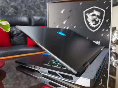 [VENDU] MSI TITAN 18 HX AI -Ultra 9 285HX-RTX 5080 16Go-Écran 18" 4k Mini-LED 120Hz-SSD 4To-RAM 64Go