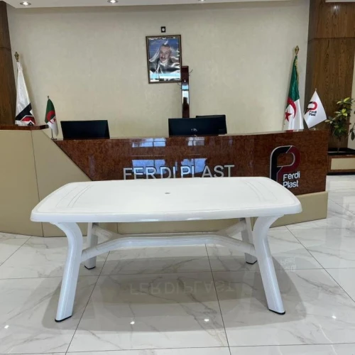 LA TABLE GÉANTE SANS CHAISES